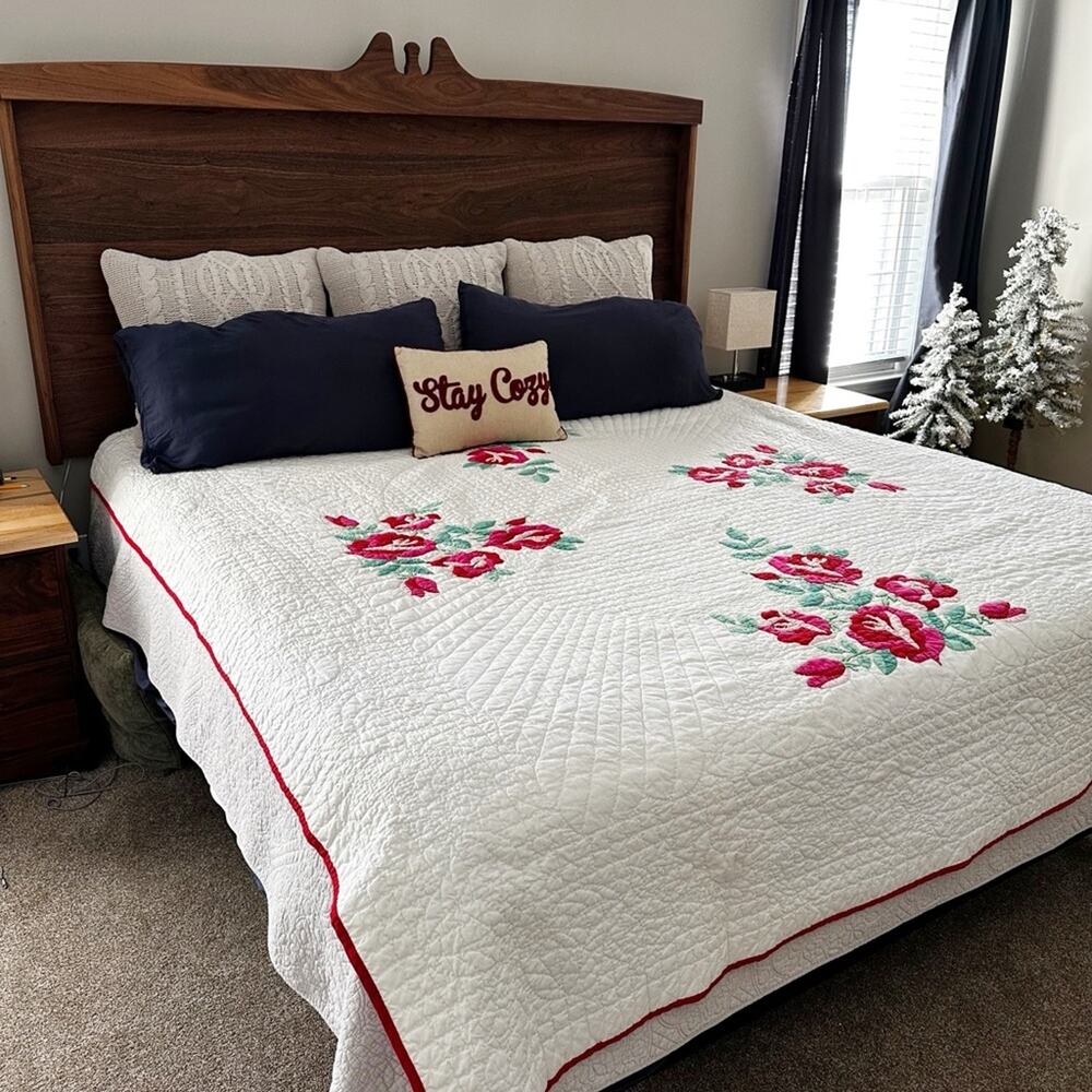Vintage 1950s Rose Appliquéd Hand Stitched Quilt Full/Queen